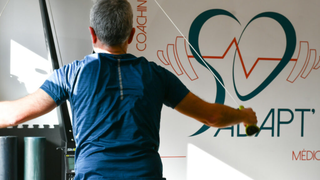 Un homme saute à la corde lors d'une séance de rééducation sportive