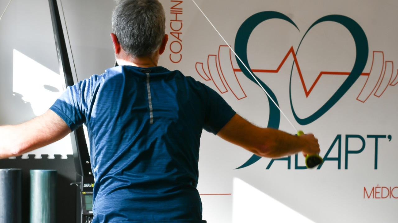Un homme saute à la corde lors d'une séance de rééducation sportive