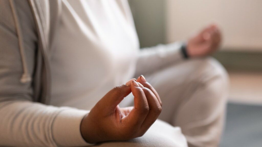 Une femme assise en position de méditation