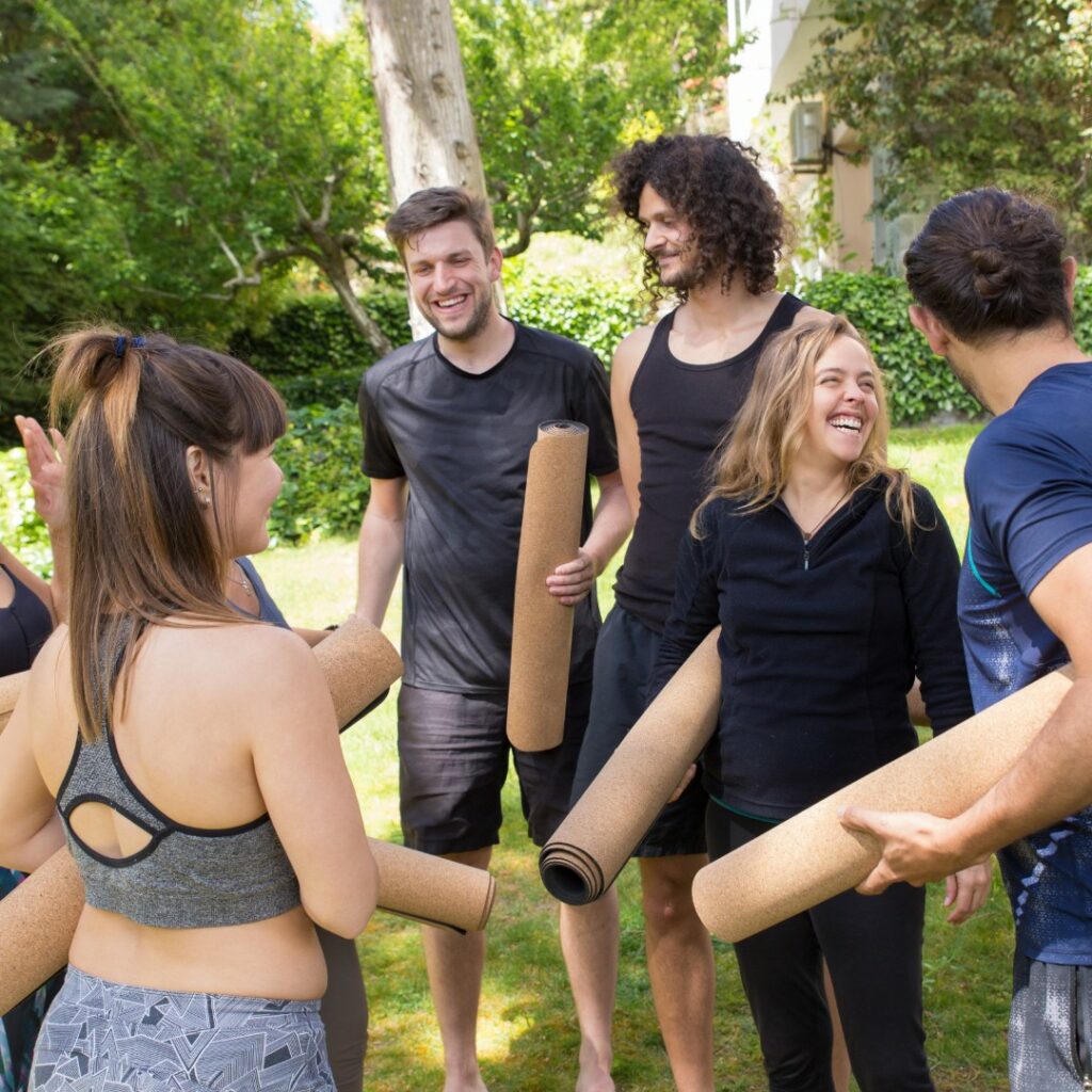 Personnes en tenue de sport en train de discuter dehors