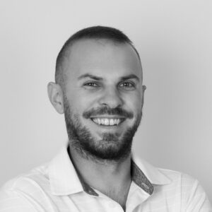 Arnaud Martins est coach bien-être spécialisé dans l'accompagnement physique et mental des sportifs.